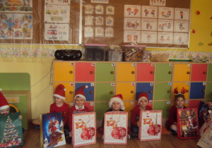 Dzieci z prezentami od Mikołaja